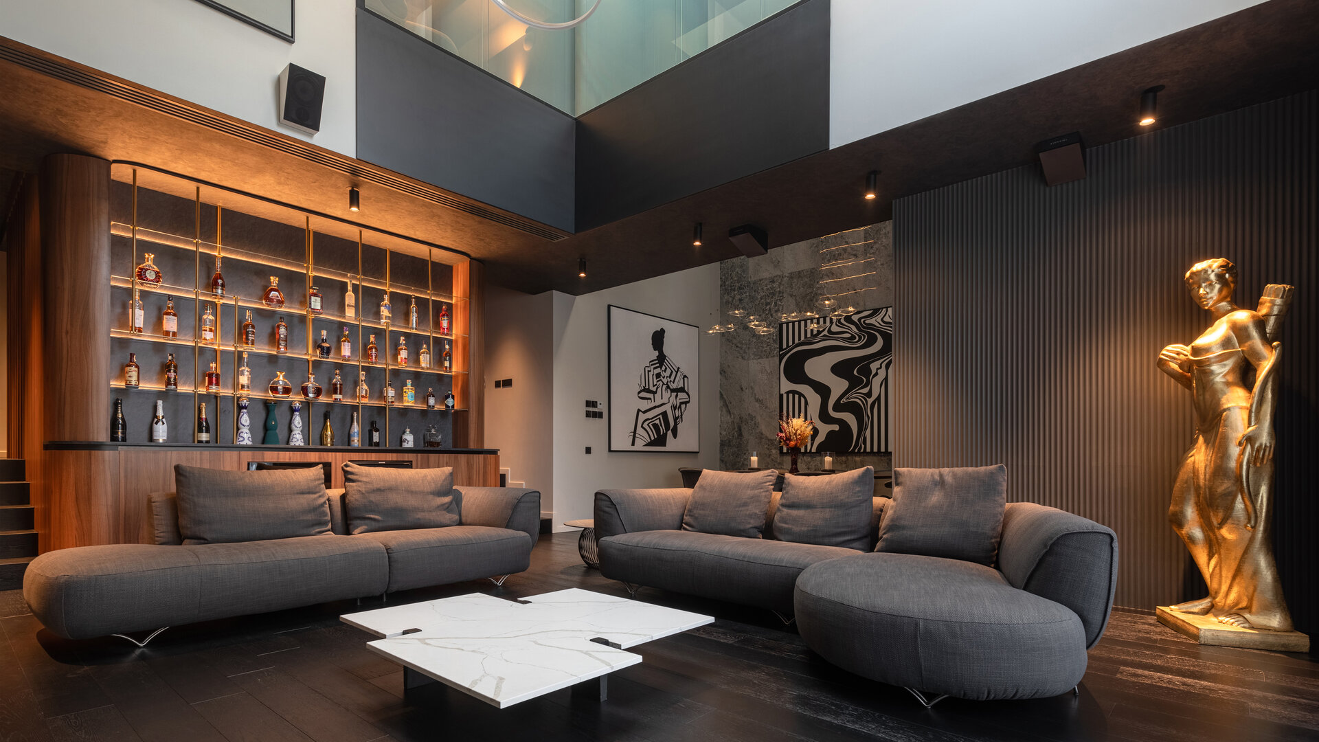 The Labyrinth of colours of grey