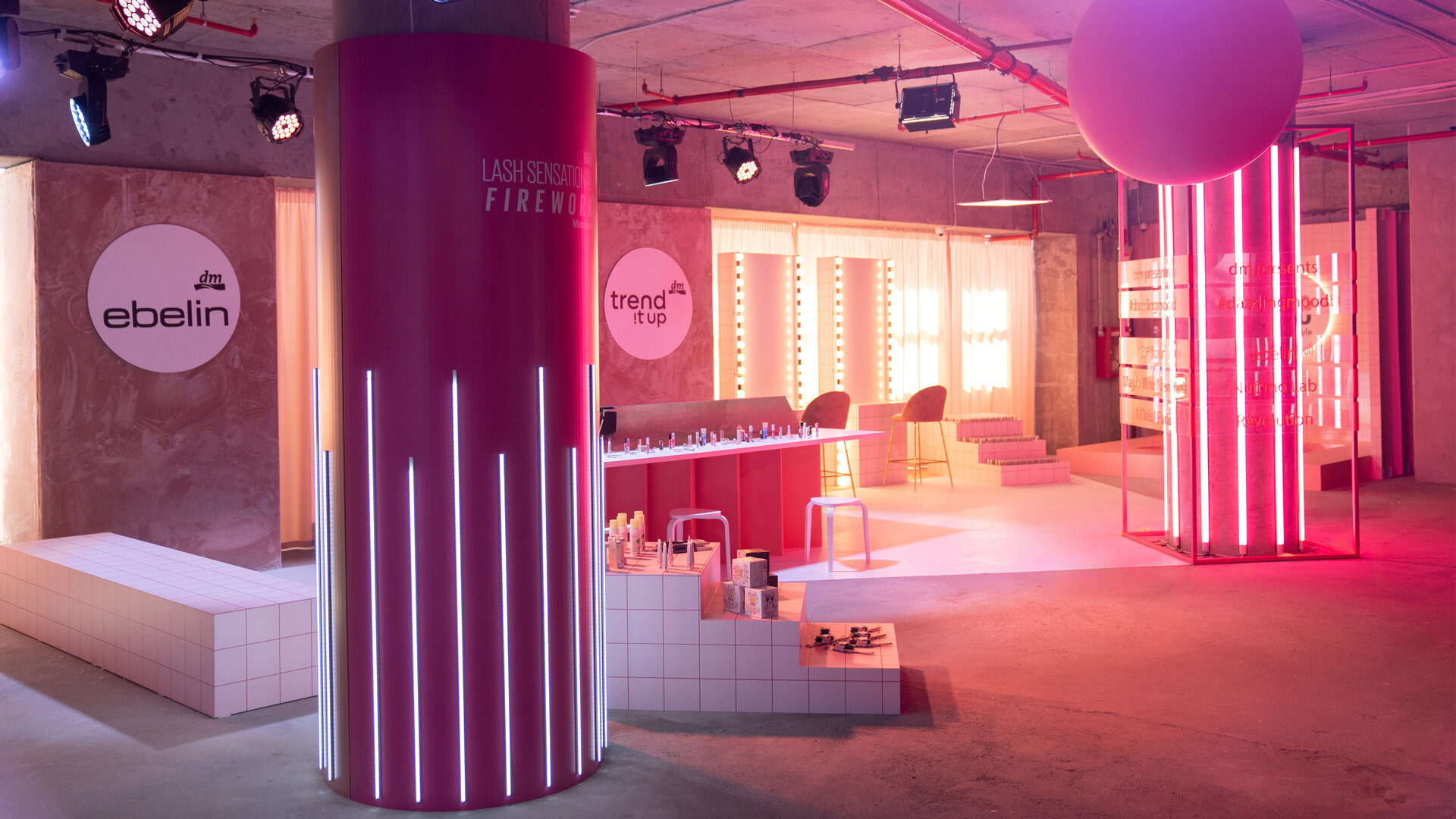 Instalație festival beauty la Magazinul București