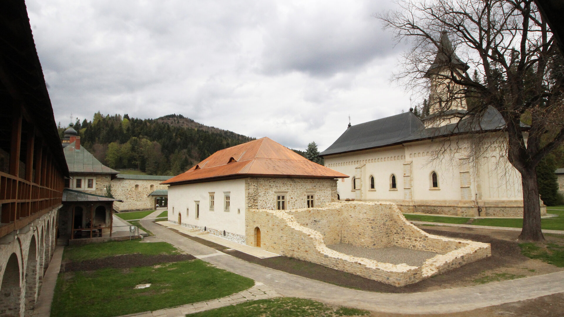 Restaurarea fostei case domnești – Mănăstirea Slatina